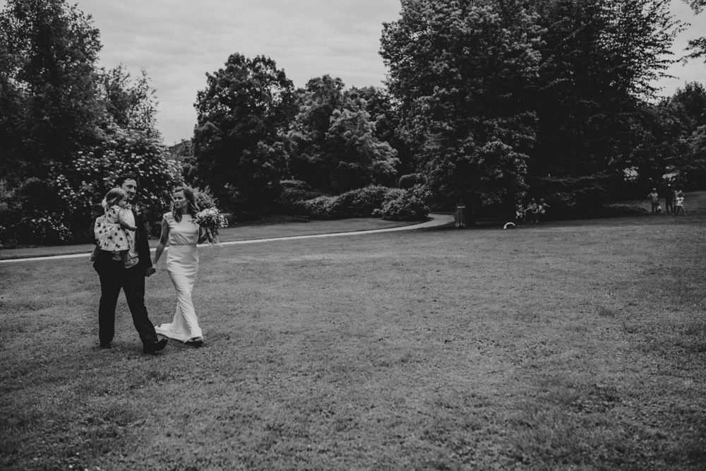 Karolina & David prêts pour le mariage folk dans les jardins de Bâle — ANtO photographe mariage Auvergne 2022