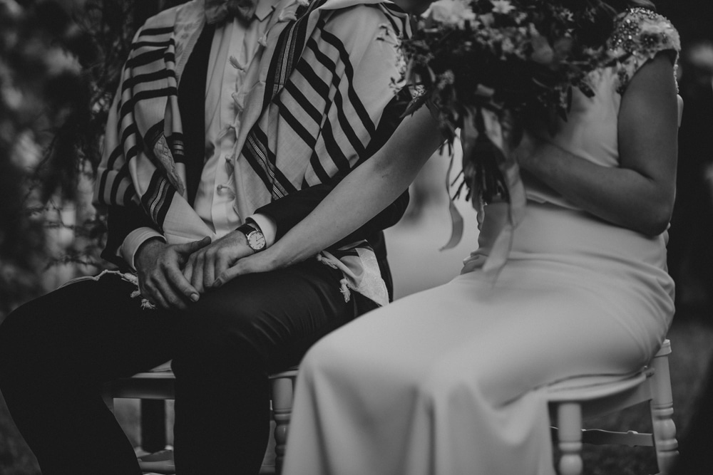 Cortège vers la cérémonie dans les jardins de Bâle — mariage folk Karolina & David 2022 · ANtO photographe