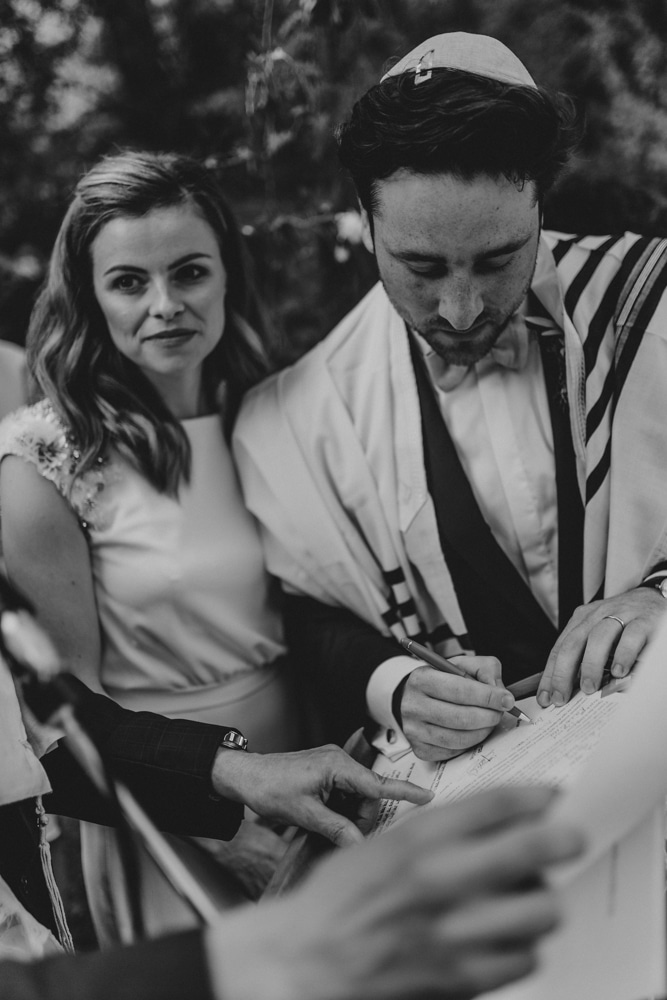Regards complices lors de la cérémonie folk — mariage Karolina & David, jardins de Bâle 2022 · ANtO photographe