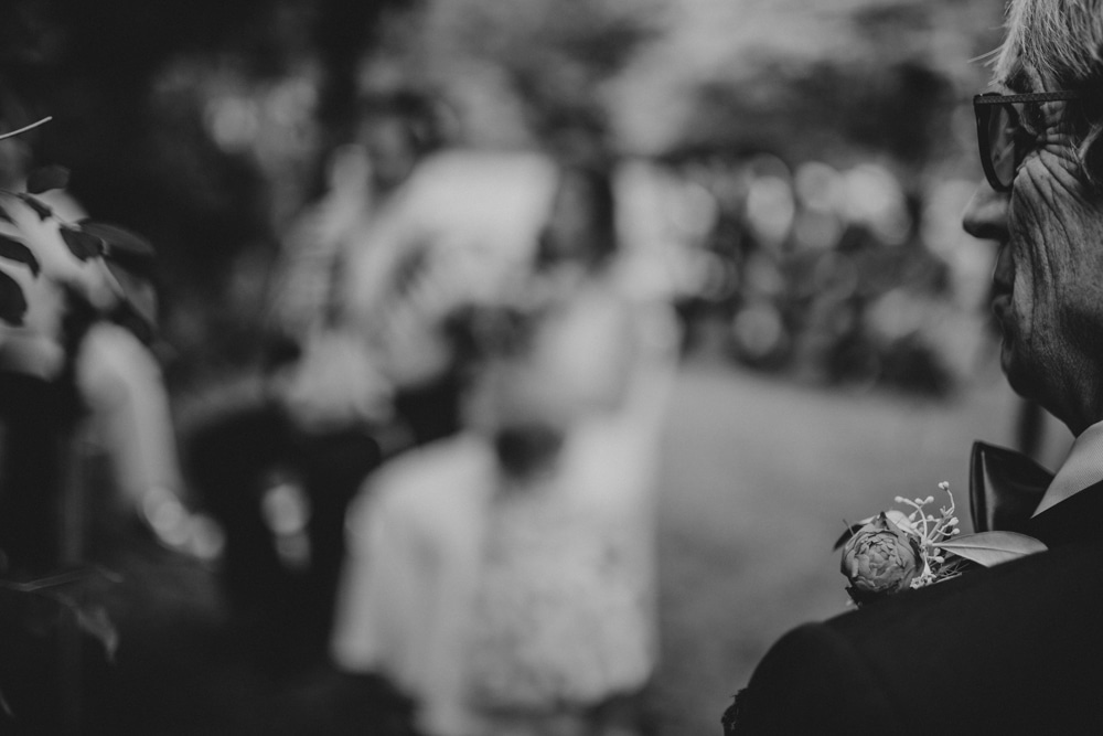 Mains des mariés lors de la cérémonie — mariage folk Bâle Suisse 2022 · ANtO photographe mariage Auvergne