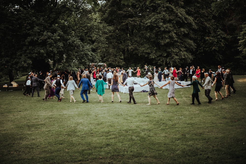 Sortie de cérémonie folk dans les jardins de Bâle — mariage Karolina & David 2022 · ANtO photographe Auvergne