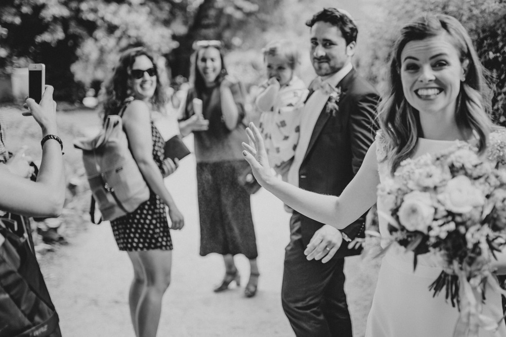 Joie des invités après la cérémonie folk — mariage Karolina & David, Bâle Suisse 2022 · ANtO photographe