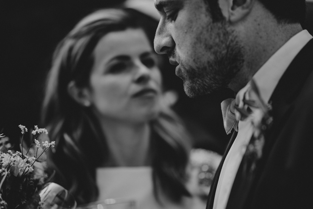 Portraits après la cérémonie folk en plein air — Karolina & David, jardins de Bâle 2022 · ANtO photographe mariage