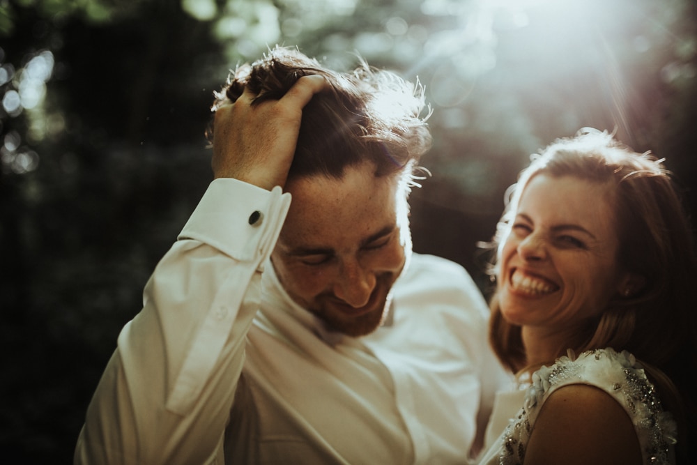 Complicité des mariés après la cérémonie folk — Bâle Suisse 2022 · ANtO photographe mariage Auvergne