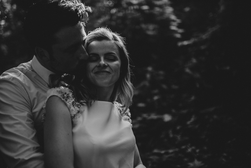Rires et joie à la fête du mariage folk — jardins de Bâle, Suisse 2022 · ANtO photographe Auvergne