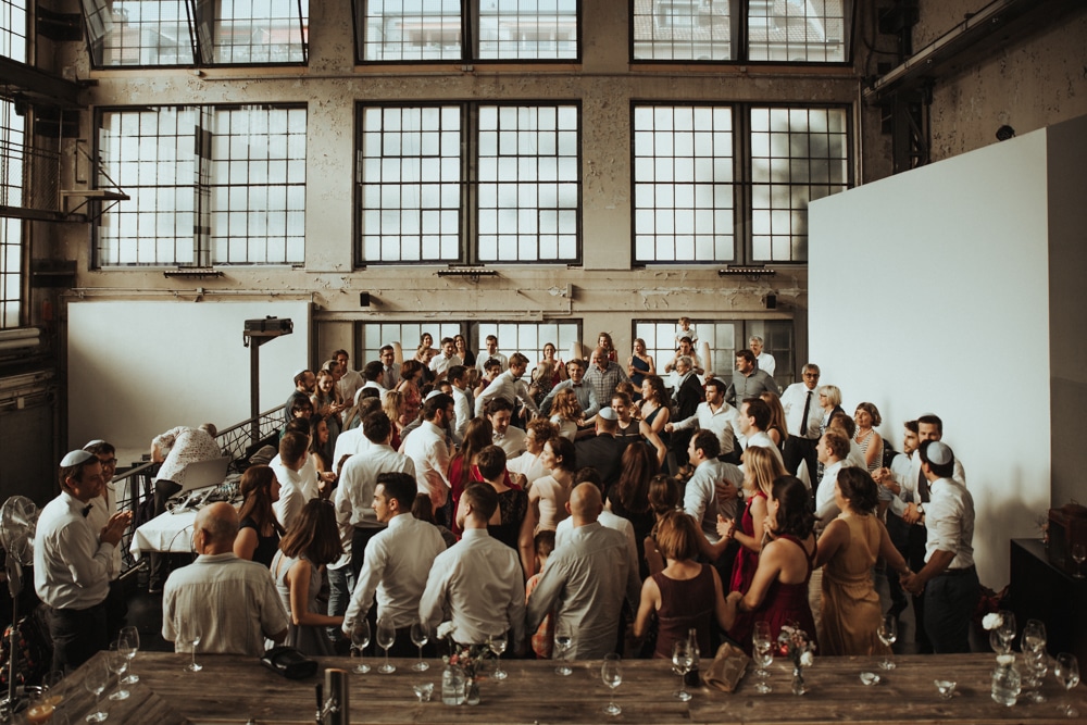 Last dance — Karolina & David lors de leur mariage folk dans les jardins de Bâle, Suisse 2022 · ANtO photographe