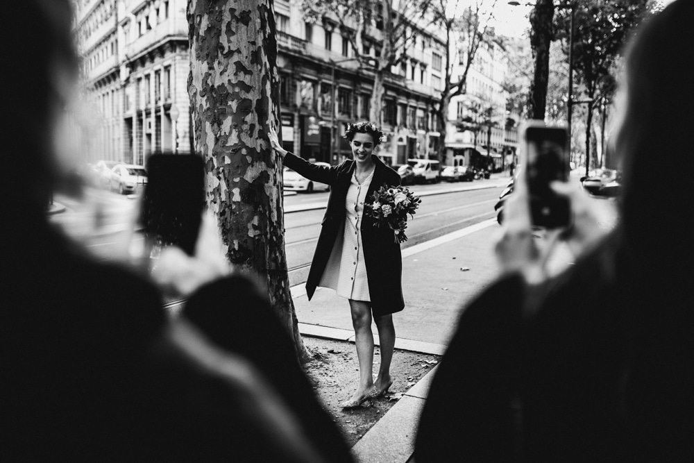 Invités qui se retrouvent avant la cérémonie civile · mairie du 3ème Lyon · photographe mariage civil ANtO