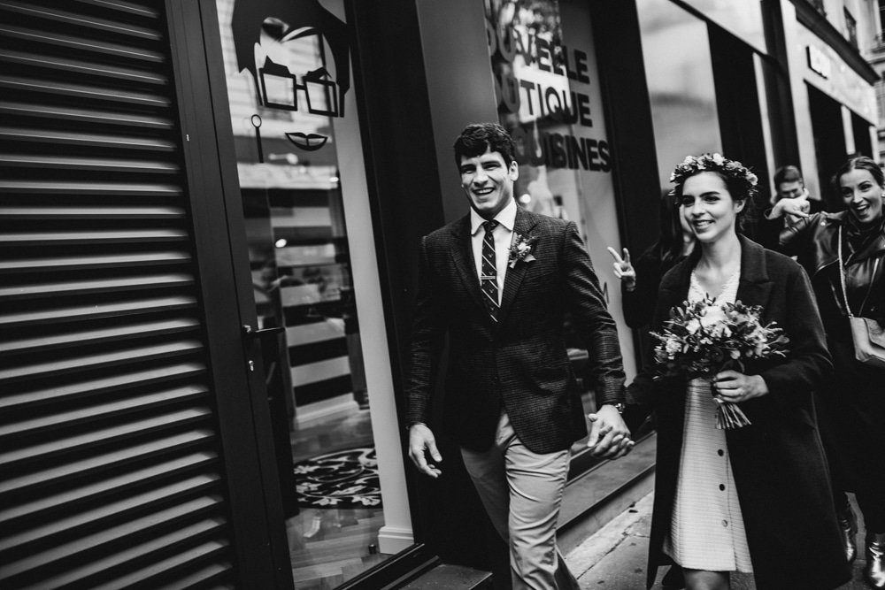 Familles qui se rassemblent dans la mairie de Lyon — reportage mariage civil ANtO Auvergne