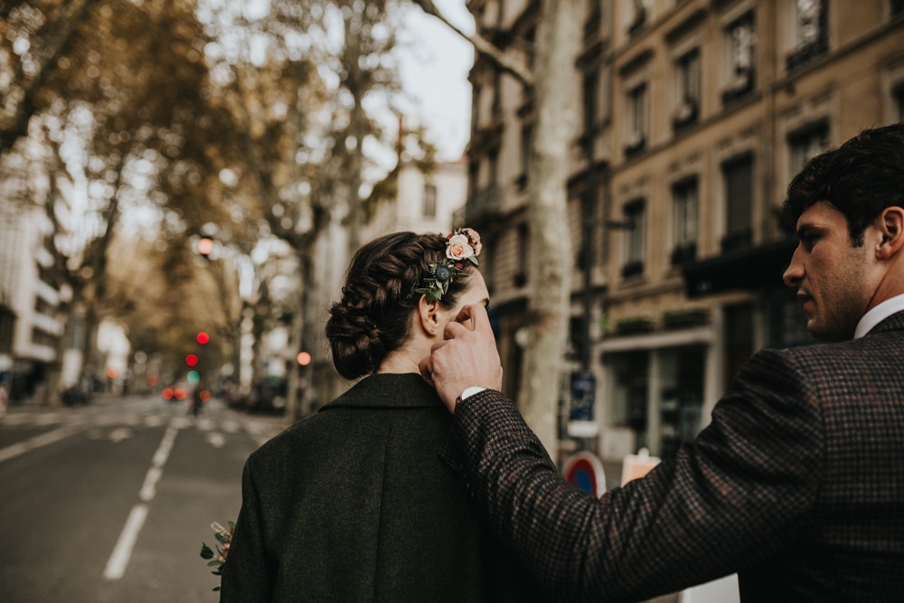 Regards et émotions avant la cérémonie civile à la mairie de Lyon — reportage mariage ANtO Auvergne