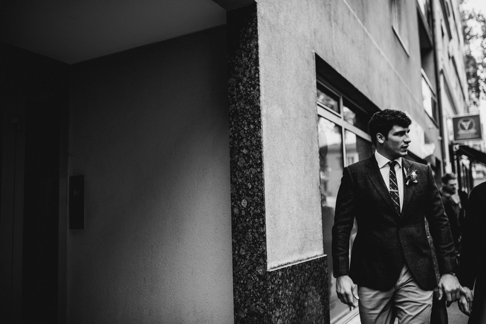 Entrée dans la salle des mariages de la mairie du 3ème Lyon — cérémonie civile C & M 2022 · ANtO photographe