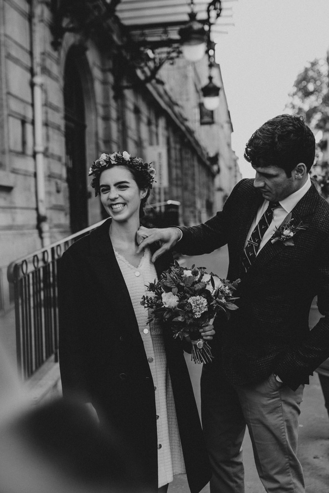 Invités émus pendant la cérémonie civile à la mairie de Lyon — reportage mariage civil ANtO Auvergne