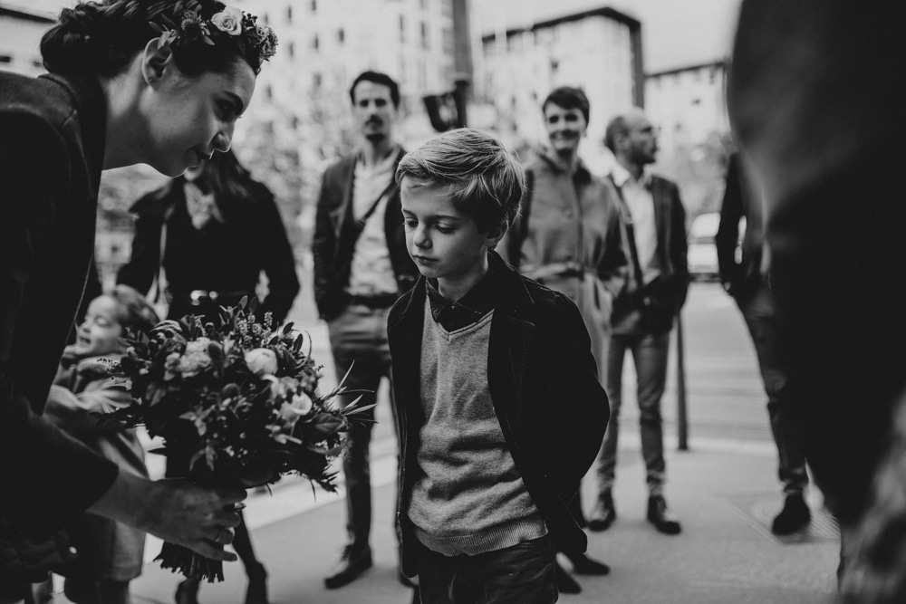 Moment intime lors de la cérémonie civile à la mairie de Lyon — mariage C & M · ANtO Auvergne