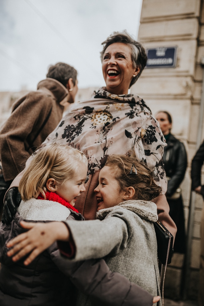 Confettis et célébration à la sortie de la mairie du 3ème Lyon — reportage mariage civil C & M 2022 · ANtO