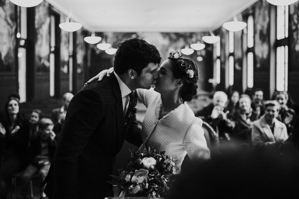 Couple de mariés dans les rues du 3ème arrondissement de Lyon — mariage civil 2022 · ANtO photographe