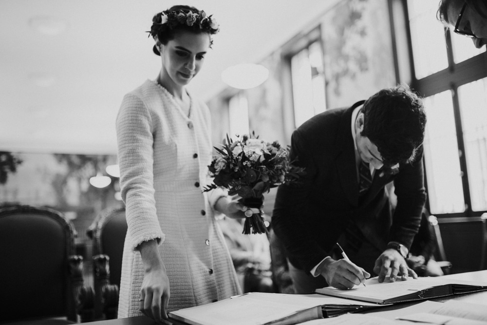 Lumière de Lyon filtrant entre les immeubles — portrait mariage civil C & M 2022 · ANtO photographe