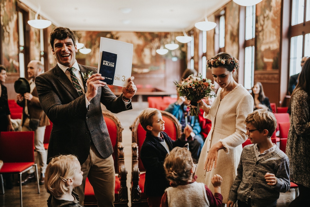 Invités en fête après la cérémonie civile Lyon — mariage C & M 2022 · ANtO photographe
