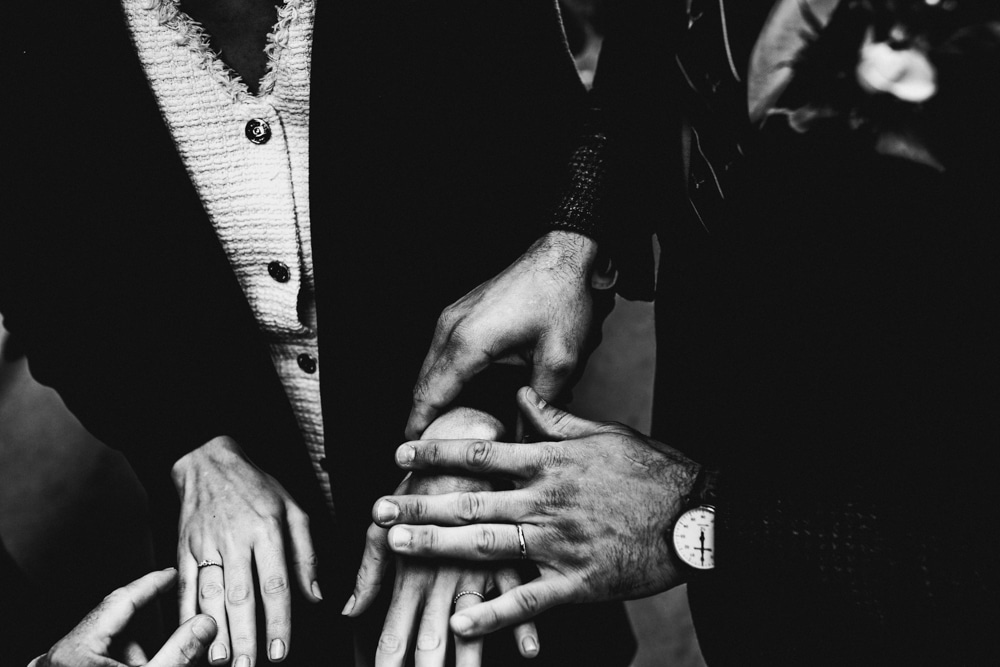 Moment de complicité entre les mariés dans Lyon — mariage civil C & M 2022 · ANtO photographe