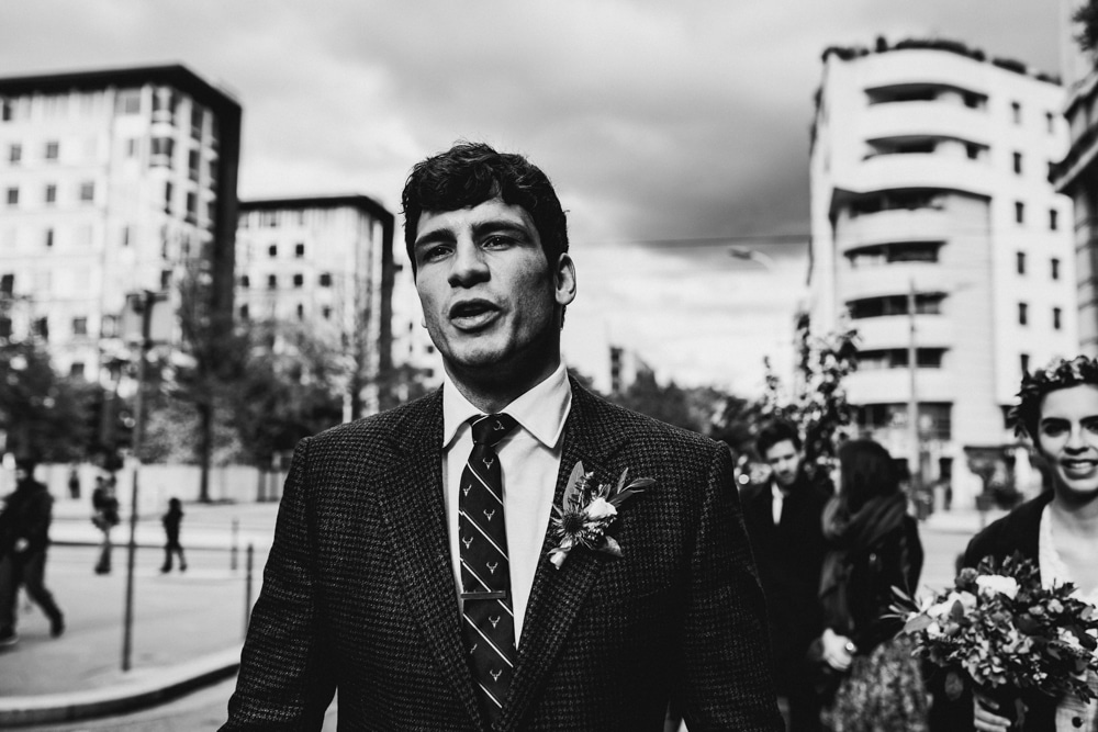 Photo de groupe dans Lyon après la cérémonie civile — mariage C & M · ANtO photographe mariage civil 2022