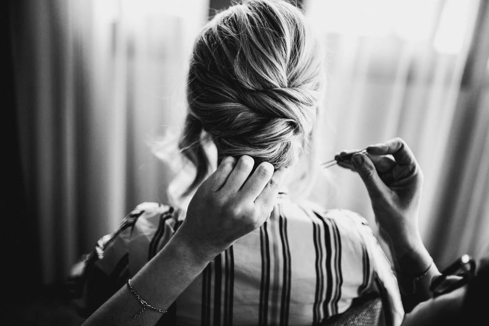 Moment de complicité pendant les préparatifs du mariage, Domaine du Gouverneur 2022 — ANtO photographe Auvergne