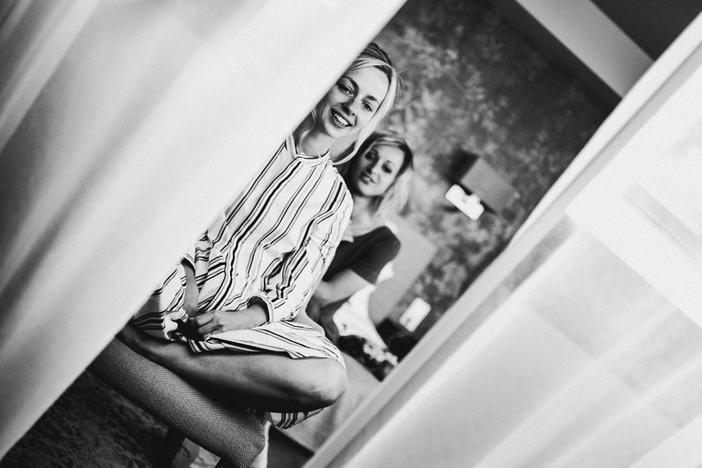 Ambiance hôtel pendant les préparatifs du mariage de Marie et Mathieu, Monthieux 2022 — ANtO photographe Auvergne