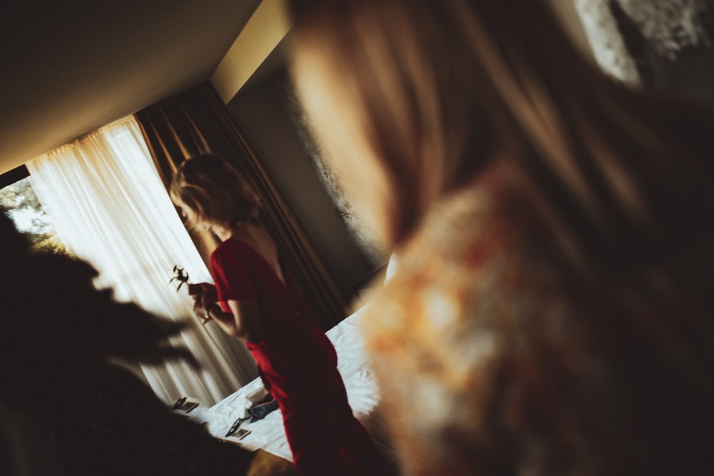 Moment de tendresse entre Marie et Mathieu au Domaine du Gouverneur 2022 — ANtO photographe Auvergne
