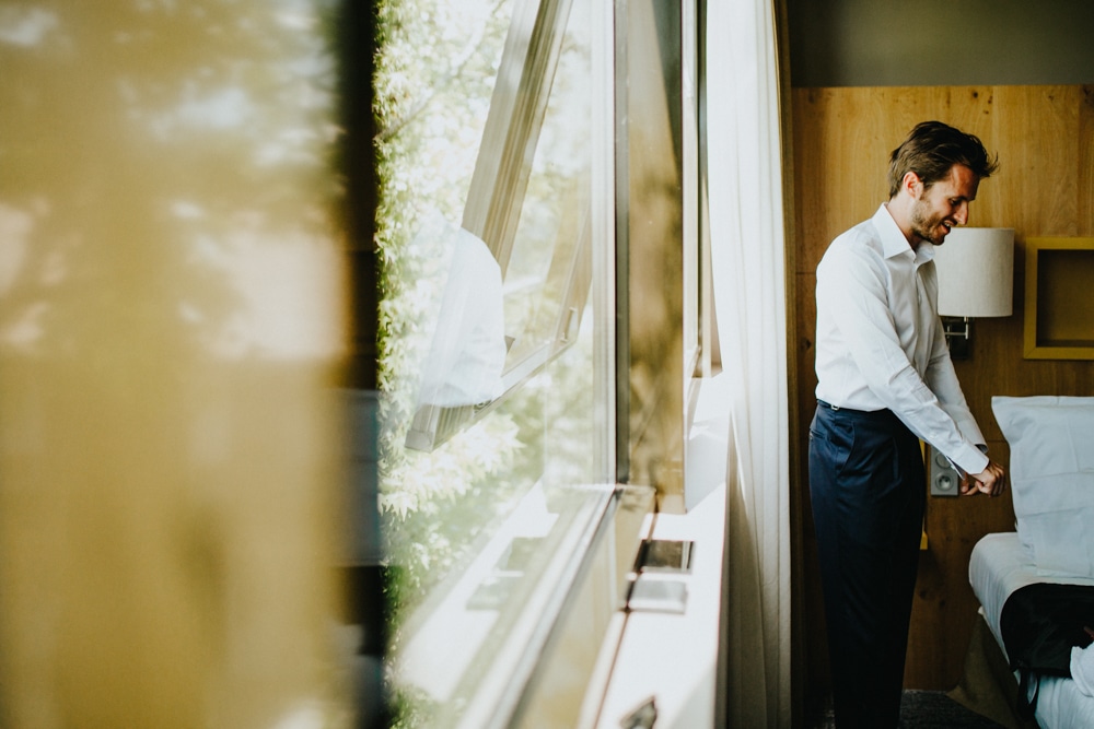 Parc du Domaine du Gouverneur en lumière dorée pendant le cocktail du mariage de Marie et Mathieu, Monthieux 2022 — ANtO photographe Auvergne