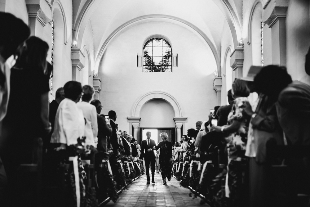 Ambiance cocktail golden hour dans le parc du Domaine du Gouverneur, mariage Marie Mathieu 2022 — ANtO photographe Auvergne