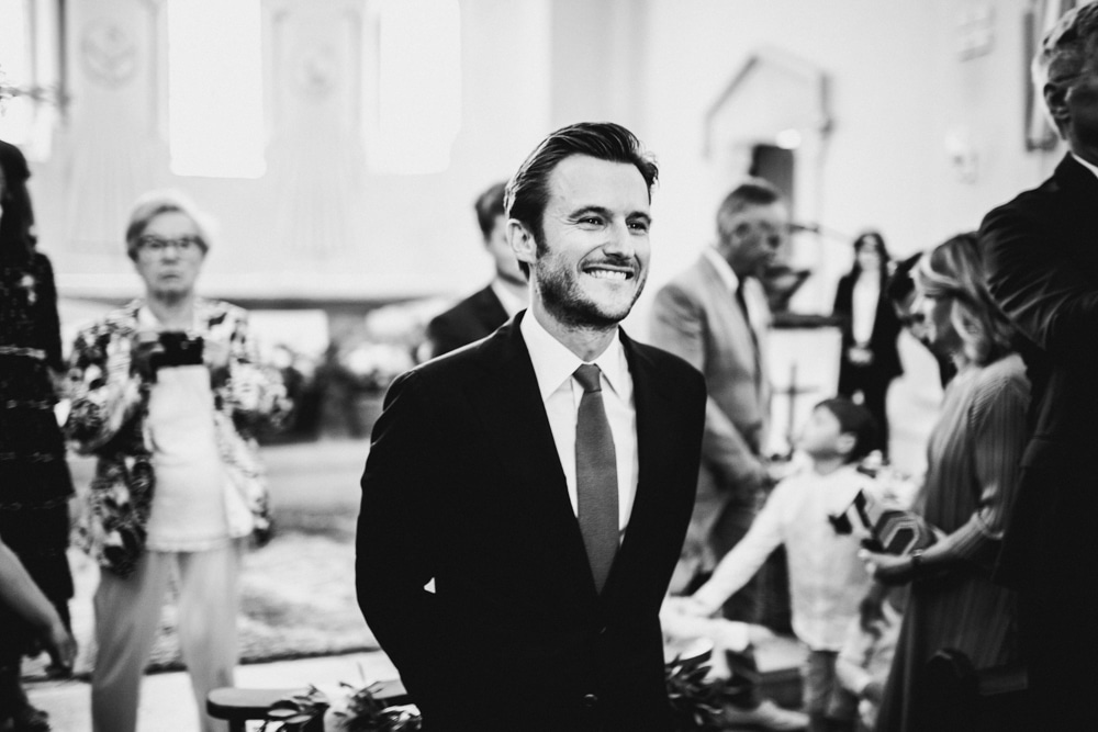 Complicité des mariés dans la lumière du soir au Domaine du Gouverneur, Monthieux 2022 — ANtO photographe Auvergne