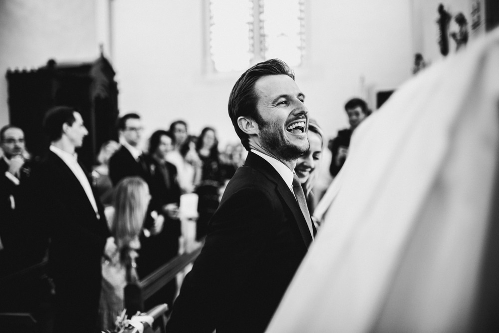 Portrait en pleine lumière dorée au cocktail du mariage Golf du Gouverneur Monthieux 2022 — ANtO photographe Auvergne