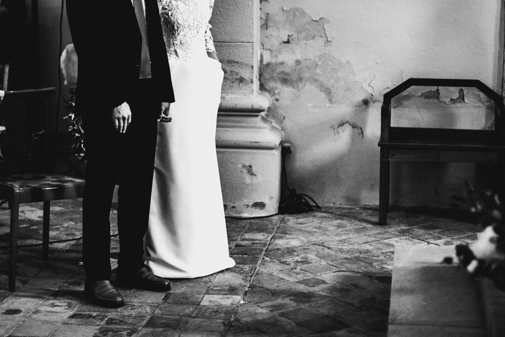 Décoration intérieure du chapiteau lors du mariage au Domaine du Gouverneur, Monthieux Ain 2022 — ANtO photographe Auvergne