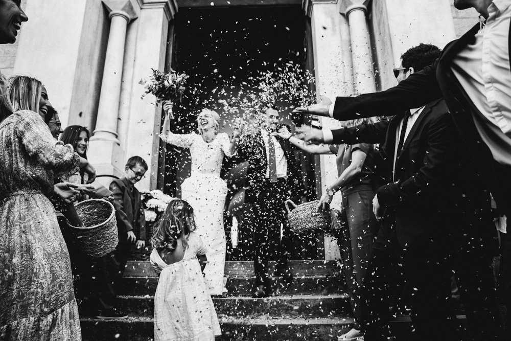 Ambiance chaleureuse du chapiteau de réception, mariage au Domaine du Gouverneur Monthieux 2022 — ANtO photographe Auvergne