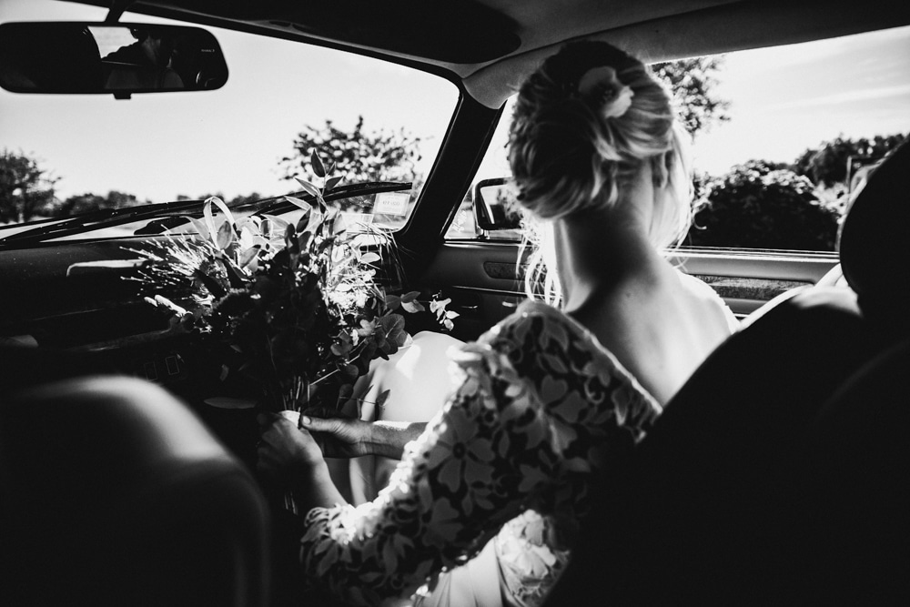Convivialité au dîner de mariage sous le chapiteau du Golf du Gouverneur, Monthieux Ain 2022 — ANtO photographe Auvergne