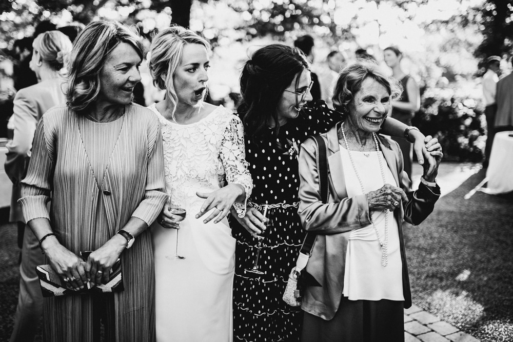 Moment de fête et de partage lors de la réception du mariage Marie Mathieu, Domaine du Gouverneur 2022 — ANtO photographe Auvergne