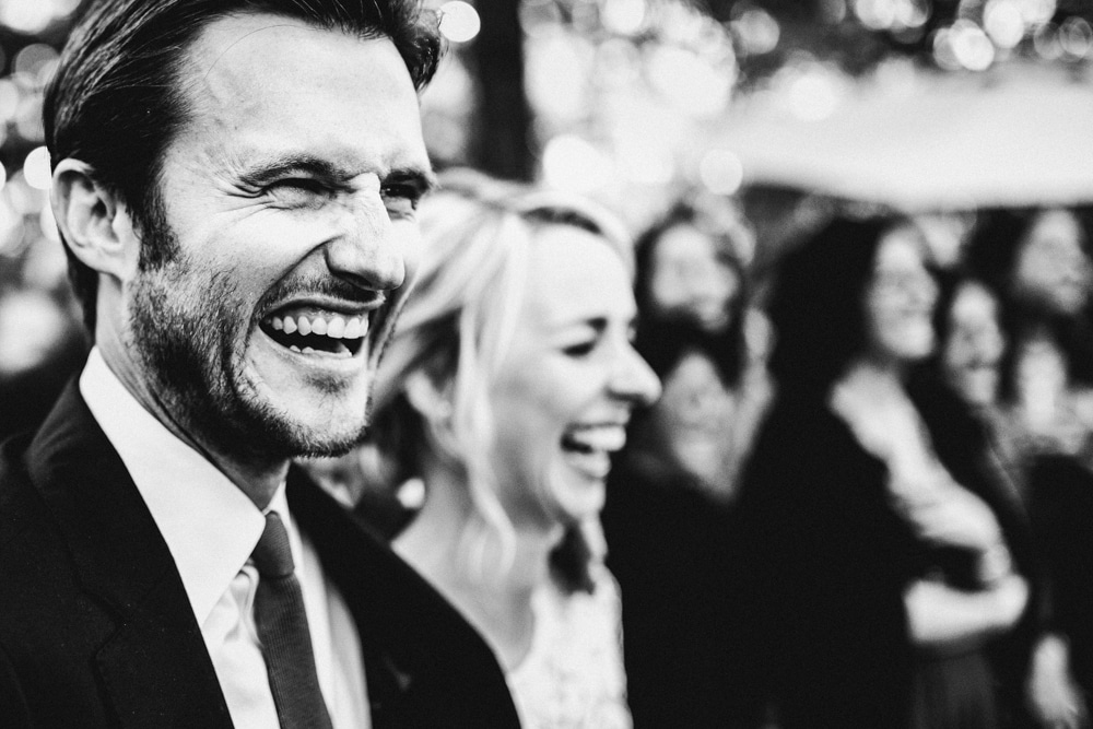 Portrait de Marie et Mathieu lors du dîner de réception, Domaine du Gouverneur Monthieux Ain 2022 — ANtO photographe Auvergne
