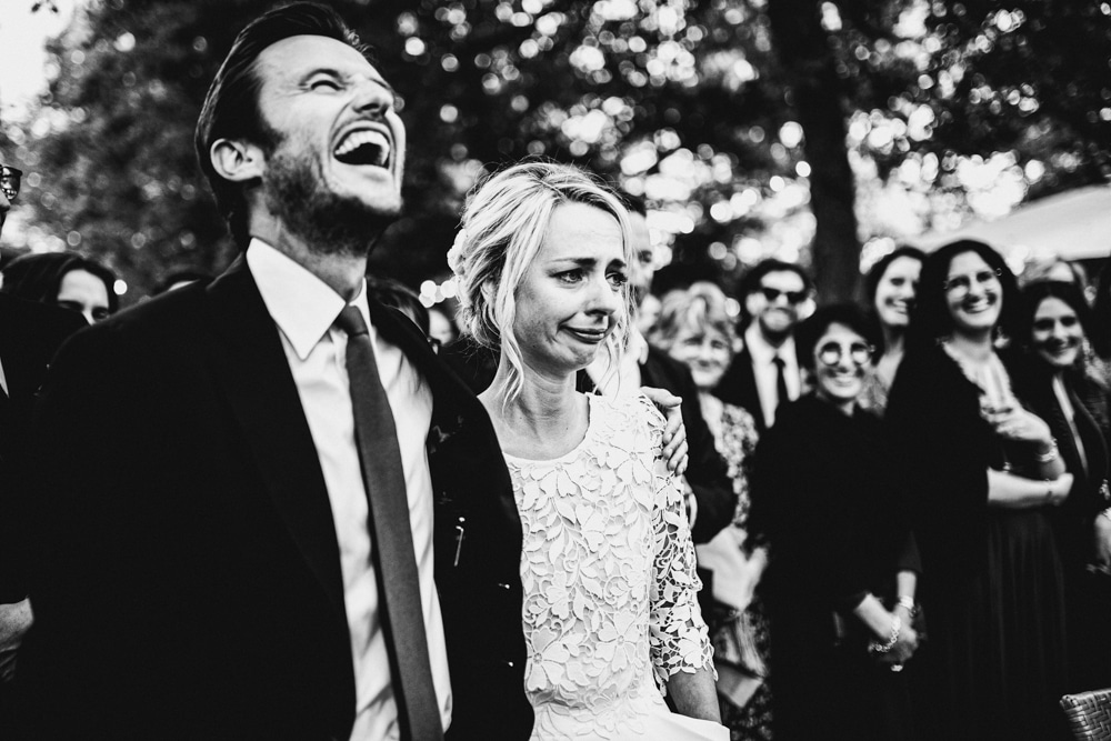 Ambiance festive de la réception sous chapiteau, mariage Golf du Gouverneur Monthieux 2022 — ANtO photographe Auvergne