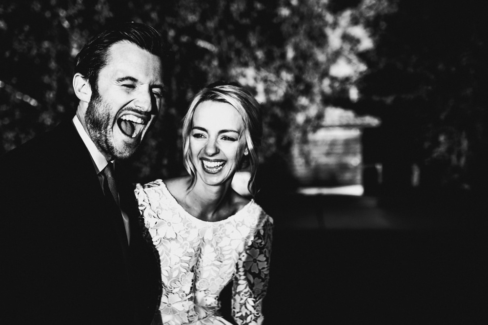 Ambiance de soirée festive sous le chapiteau, mariage au Domaine du Gouverneur Monthieux 2022 — ANtO photographe Auvergne