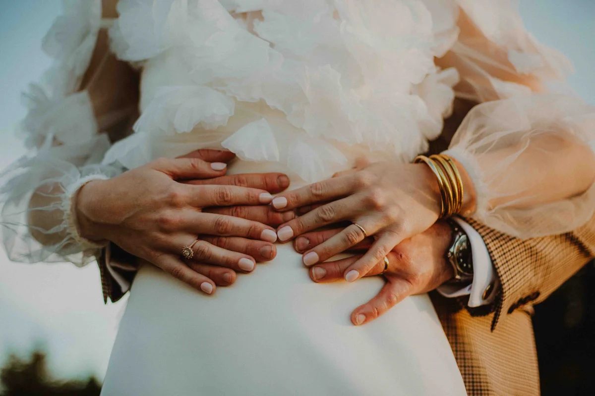 Mariés en lumière naturelle lors d'un reportage mariage à Thiers, Puy-de-Dôme, Auvergne 2027 — ANtO photographe mariage Auvergne